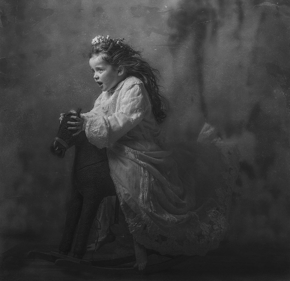 Czym fotografujesz?
W torbie Billingham noszę mojego Nikona D800. Używam jeszcze D700, ale to jak idę na spacer w poszukiwaniu kadrów makro. Wykorzystuję obiektywy: 85 mm f/1.4, 50 mm f/1.4, 24-70 mm f/2.8 i 135 mm f/2.0. Jest jeszcze kilka, ale przeważnie łapię za 85-tkę albo 50-tkę.
Nadal kręci mnie fotografia tradycyjna i mam swoje stare aparaty. Na emeryturze zacznę na nowo swoją przygodę z analogami.