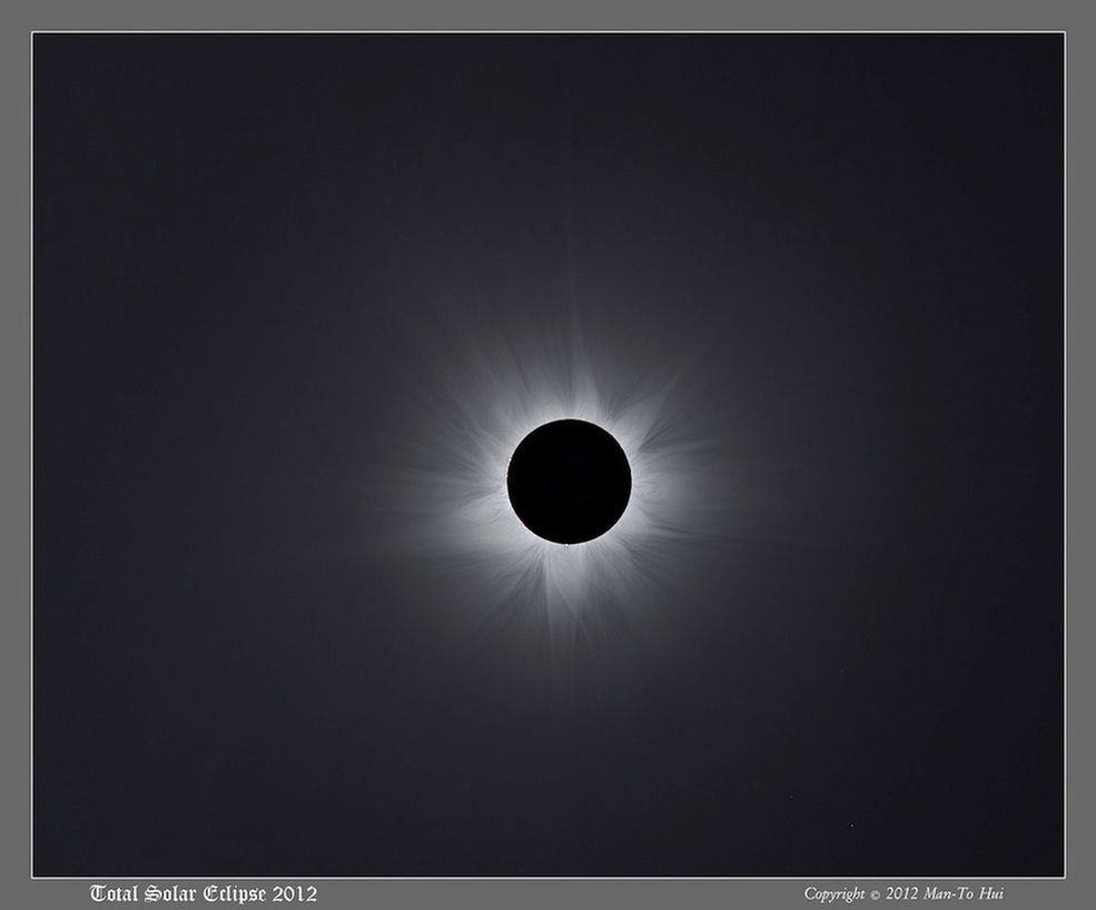3 Zwycięzca w kategorii: Our Solar System
Zaobserwowanie Korony Słonecznej gołym okiem jest możliwe tylko podczas zaćmienia. Właśnie ten moment był celem chińskiego fotografa Man-To Hui który . Fotograf na jednym obrazie połączył aż 81 zdjęć, żeby osiągnąć ten efekt. Postprodukcja zajęła mu 2 miesiące.
© Man-To Hui