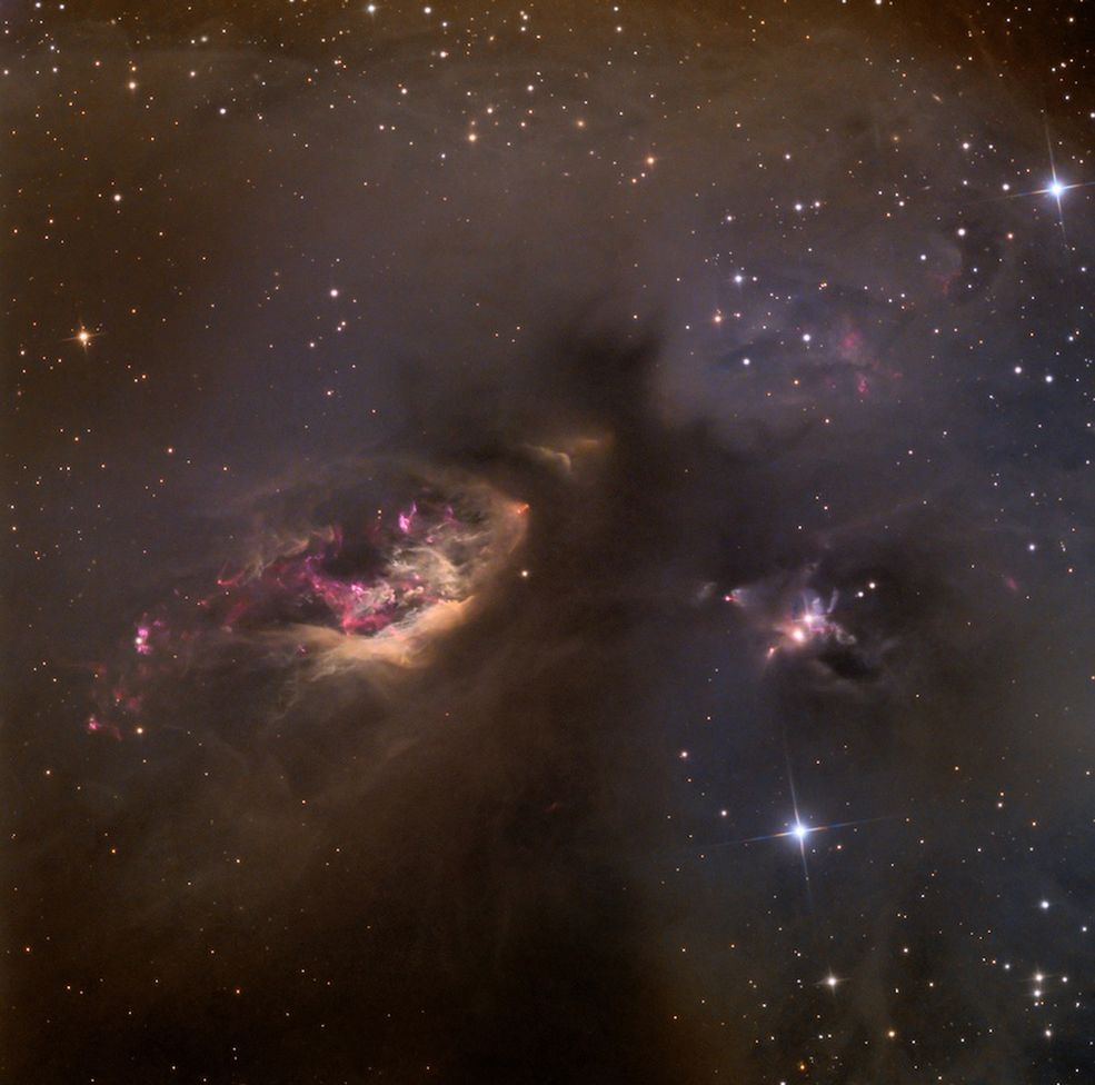 2 Zwycięzca w kategorii: Deep Space
Na zdjęciu widać mgławicę Sharpless 2-239. Jeden z członków jury docenił kształt kosmicznego tworu i kolory gwiezdnego pyłu które udało się uchwycić fotografowi.
© Adam Block