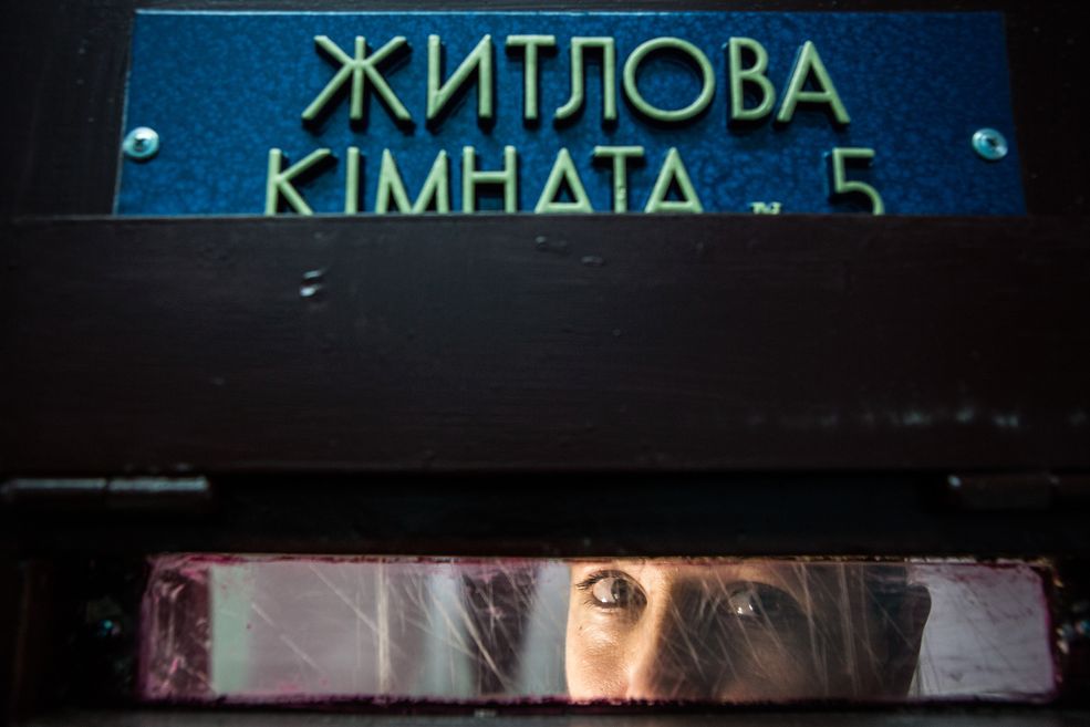 Na Ukrainie, dzięki znajomościom, załatwił je w miesiąc. Z pomocą ukraińskiego dziennikarza, Oleksiya Naumenko wystarczyła w zasadzie kopia paszportu fotografa. W więzieniu w Charkowie sfotografował Ruslana Kudolijiego, który w 2004 roku został skazany za brutalne zamordowanie 29 osób. Podczas sesji, aby zapewnić bezpieczeństwo, ręce mordercy były skute za jego plecami.