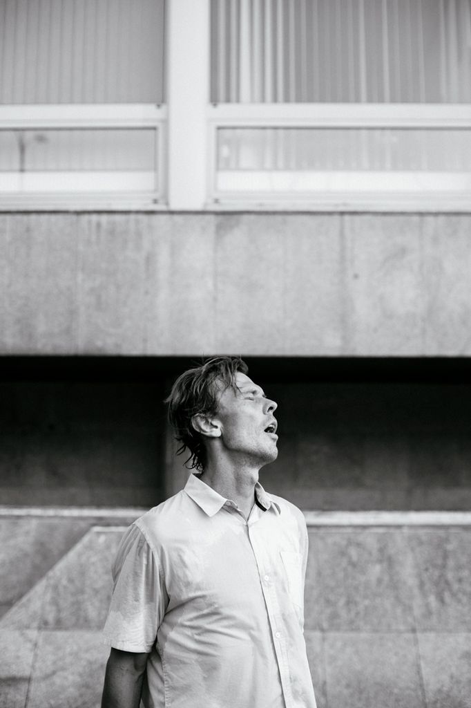 Co kręci Cię w fotografii? Kto Cię inspiruje?
Co do moich inspiracji, to jest ich sporo, nie tylko te deskorolkowe. Znajdziesz w nich zdjęcia kobiet, polityków, sportu, architektury i wiele innych. Kocham portrety Marco Groba, kobiece zdjęcia Larsena Sotelo, ujęcia fashion okiem Alexa Lubomirskiego, wyraziste emocje na pracach Petera Lindebergha, deskorolkowy, kompozycyjny, oświetleniowy kunszt Jake’a Darwena czy malarski styl fotografii Soni Szóstak.