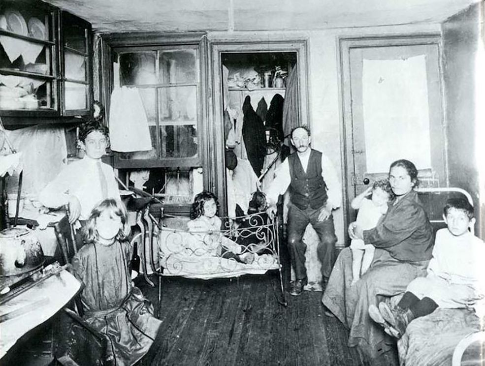 Jednym z nich był 21-letni Jacob Riis. Chłopak opuścił swoją rodzinną Danię. Marzył o tym, by być cieślą i wieść lepsze życie w USA. W momencie, gdy wypłynął ze swojej ojczyzny, w kieszeni miał ledwie 40 dolarów, złoty medalik oraz włos dziewczyny, którą opuścił w pogoni za lepszym jutrem. Gdy Jacob dotarł do Nowego Jorku, jego plany legły w gruzach – nie mógł znaleźć pracy, a życie pokierowało go w innym kierunku.
