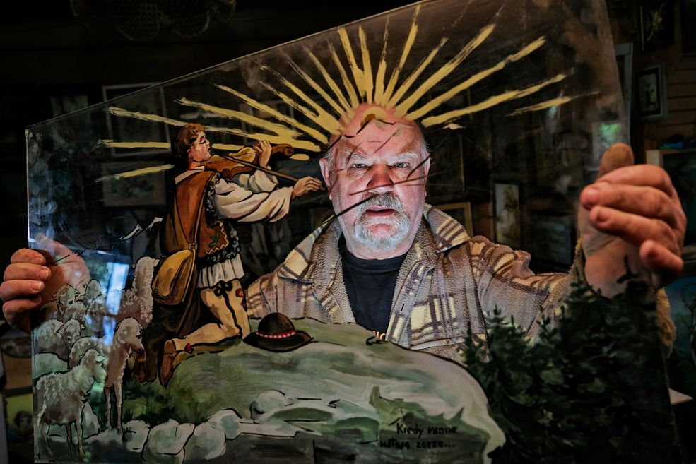 Tomaszewski rozpoczął pracę nad materiałem w lutym 2014 roku. Celem jego pracy było ukazanie codzienności oraz tradycji polskich górali. W trakcie realizacji projektu fotograf poznawał zwyczaje, wiarę oraz to, co fascynuje wielu ludzi – niesamowitą relację mieszkańców Bukowiny z naturą.