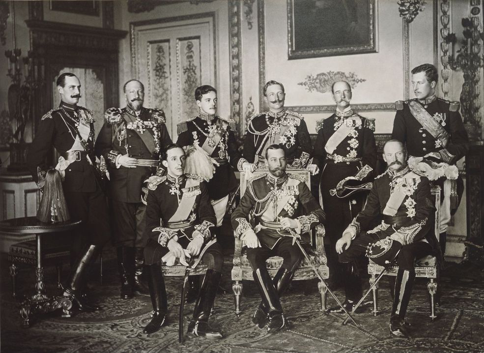 Fotografia pochodząca z maja 1910 roku przedstawia zgromadzenie rodzin królewskich z okazji pogrzebu króla Edwarda VII, które odbyło się w Londynie. Pośród żałobników znalazło się wtedy dziewięciu rządzących w tamtym czasie królów. Zostali oni uwiecznieni na jednej fotografii, co prawdopodobnie jest jedynym tego typu zdjęciem w historii świata.
Na zdjęciu są (stojący od lewej): Król Norwegii Haakon VII, Król Bułgarii Ferdynand, Król Portugalii Manuel, Cesarz Niemiec Kaiser Wilhelm II, Król Grecji Jerzy I z rodu Hellenów, Król Belgii Albert. Siedzący (od lewej): Król Hiszpanii Alfonso XIII, Król Wielkiej Brytanii Jerzy V oraz Król Danii Fryderyk VIII.
Czterech spośród nich zostało obalonych, a jeden zamordowany. W ciągu pięciu lat od wykonania zdjęcia Wielka Brytania oraz Belgia weszły w konflikt zbrojny z Niemcami oraz Bułgarią. Tylko pięć z przedstawionych monarchii przetrwało do dziś.