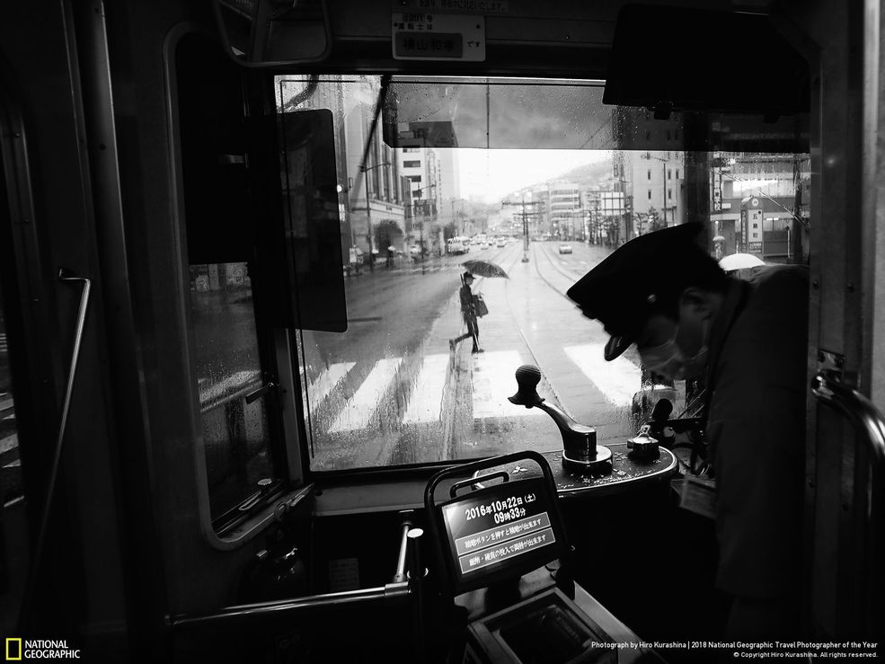 Pierwsze miejsce w kategorii "Miasta" zajął Hiro Kurashina z Japonii za zdjęcie, które przedstawia widok z tramwaju w Nagasaki.
- Przejażdżka zabytkowym tramwajem przez stosunkowo cichą główną ulicę była niezapomnianym przeżyciem podczas naszej tygodniowej wizyty w historycznym mieście Nagasaki - mówi autor.