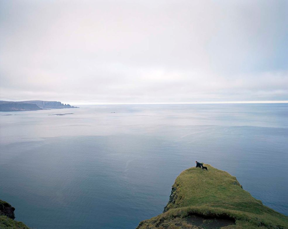 1 Jan Brykczyński fotografował codzienne życie w Árnes (Islandia). Ze względu na izolację i warunki życia, tamtejsza niewielka społeczność opiera się na ścisłej współpracy.