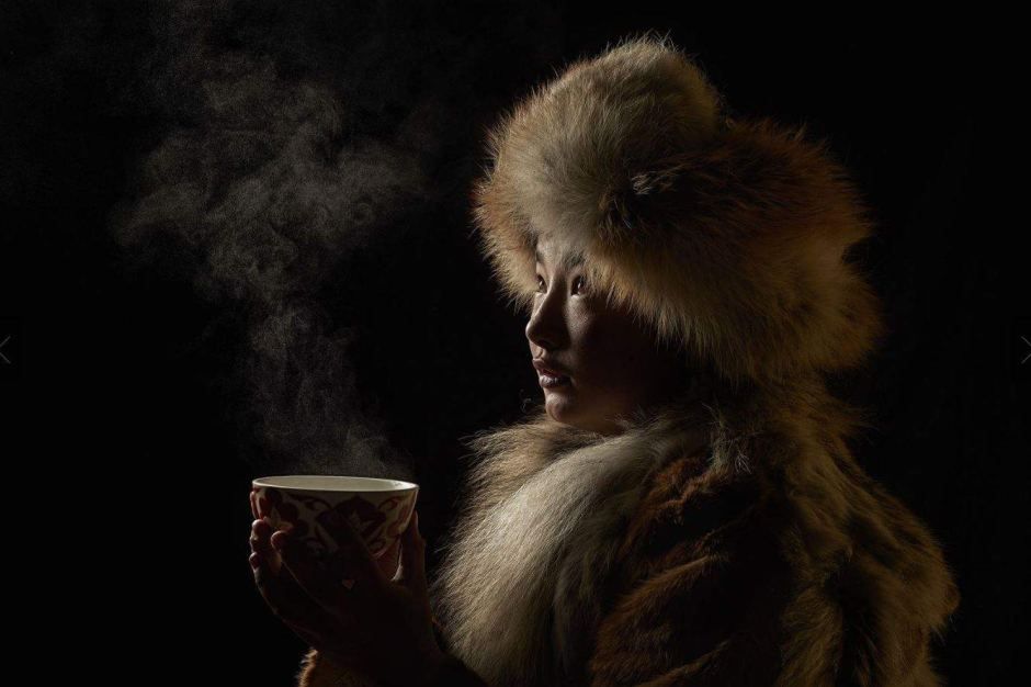 W ostatniej kategorii- "Ludzie"- zwyciężyła fotografia Alessandra Meniconzi ze Szwajcarii. "Tea culture" to portret jednego z członków rodziny łowców orłów, wykonany podczas ich migracji z obozu zimowego do wiosennego, w zachodniej Mongolii.