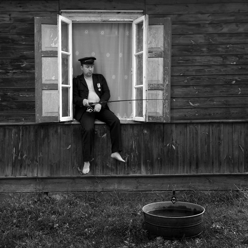 Fotograf jest zaskoczony zainteresowaniem mediów. "Wołałbym się skupić na tworzeniu nowych fotografii. Z moich zdjęć wiecie zapewne, że stronię od miast, dużego ruchu, ale przyjdzie mi się zmierzyć w przyszłym tygodniu ze stolicą i kamerami w studio TV" - mówi.