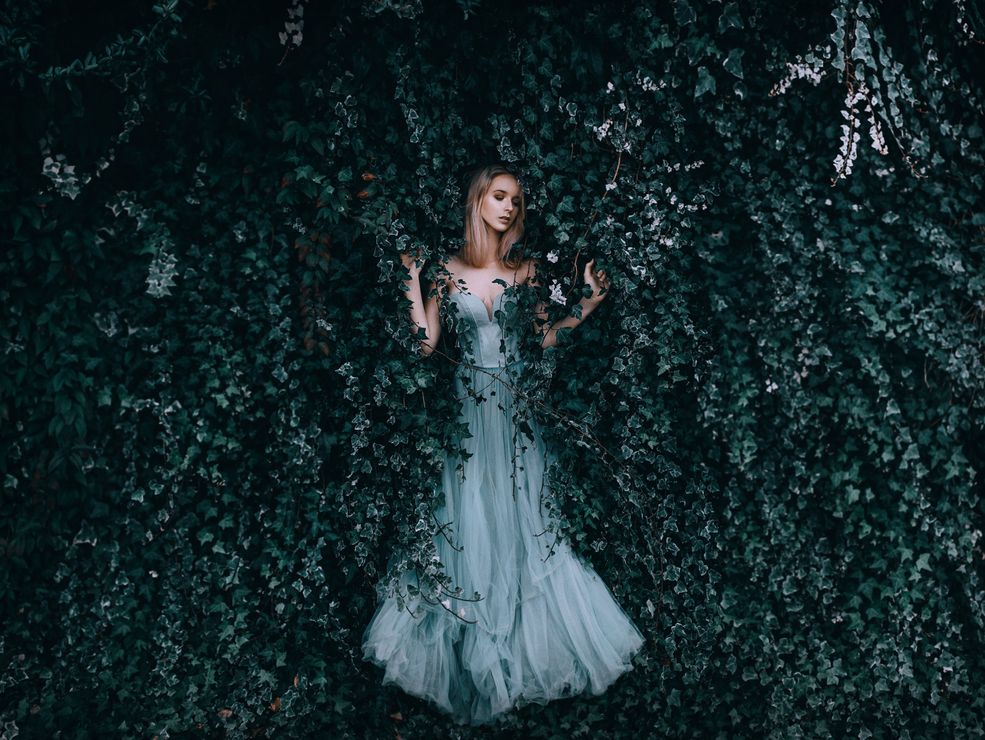 Estetyka fotografa opiera się na stonowanych, zimnych kolorach oraz starannie zakomponowanych kadrach. Melancholijny wydźwięk jego prac wprowadza odbiorcę w świat niepewności oraz surrealistycznych wizji, które przywodzą na myśl świat fantastyki oraz marzeń, a raczej koszmarów sennych.