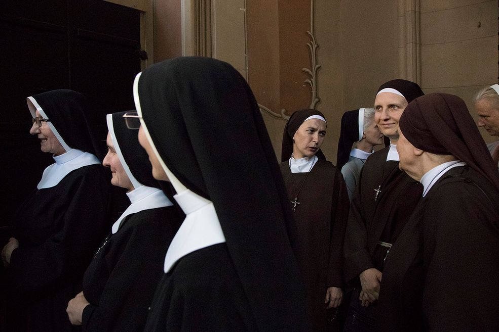 Jeśli już o sprzęcie, to czym fotografujesz?
Na razie opieram się pokusie przejścia na coś małego i cichego, i ciągle jeszcze podrywam ptaki do lotu klapiącym lustrem niemałej lustrzanki. Najczęściej fotografuję obiektywem 35 mm. Nie lubię ciągnąć ze sobą niezliczonego sprzętu.
Jeśli potrzebuję większej elastyczności, korzystam z 24-105 mm. Daje on dużą swobodę.