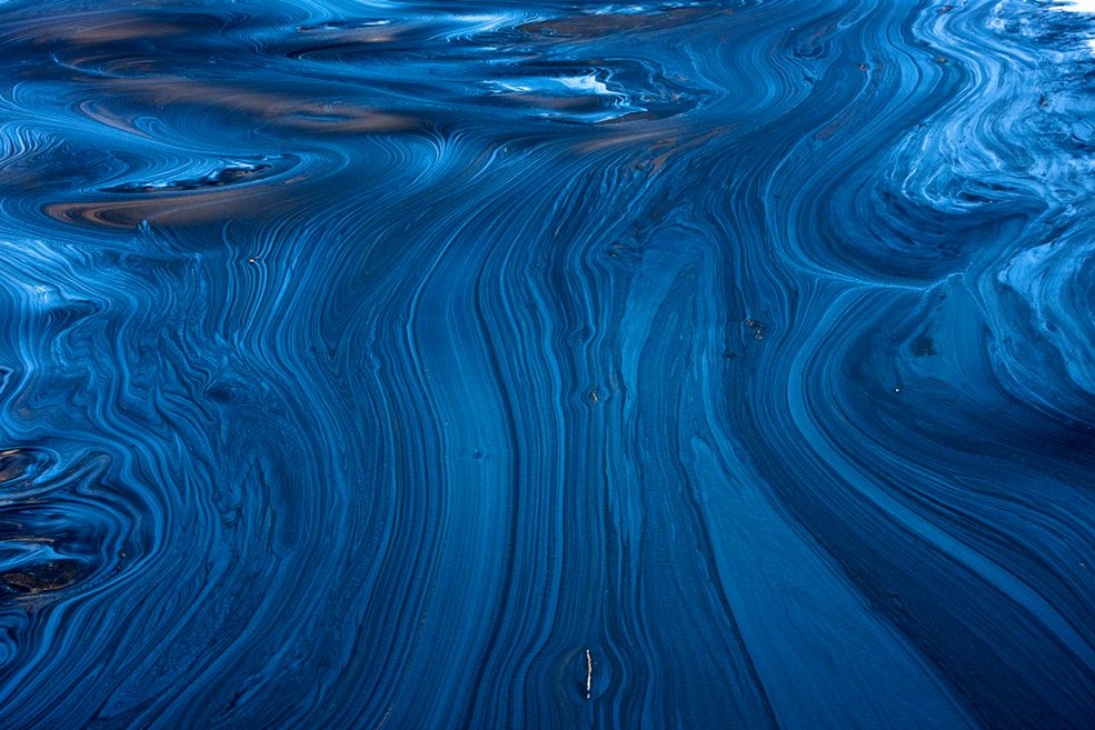 Colin Finlay fotografuje niszczące skutki zmian klimatu na naszej planecie od wielu lat. Wspaniałe zdjęcia lotnicze są dowodem na postępujące zmiany klimatyczne i nieodpowiedzialną działalność człowieka. W tym celu fotograf podróżuje po całym świecie i kieruje swój obiektyw na rozległe tereny, które są dowodem na zmiany klimatu i niszczące działanie przemysłu. Chce w ten sposób zwrócić uwagę opinii publicznej na gwałtownie pogarszający się stan Ziemi.
Alberta, Kanada. Pozyskiwanie ropy z piasków roponośnych, generuje od dwóch do czterech razy więcej gazów cieplarnianych niż konwencjonalne wydobycie. Przez piaski bitumiczne zanieczyszczenia dostają się do gleby i wody niszcząc rozległe obszary lasów.
