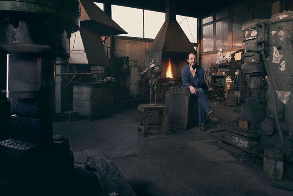 Alberto Pasqual, kowal i artysta
Młody, włoski fotograf Mattia Balsamini przez rok odwiedzał starych rzemieślników na podmiejskich terenach Włoch. Wraz z Alessandro Venierem, który również jest fotografem portretował jedynych w swoim rodzaju rzemieślników.
