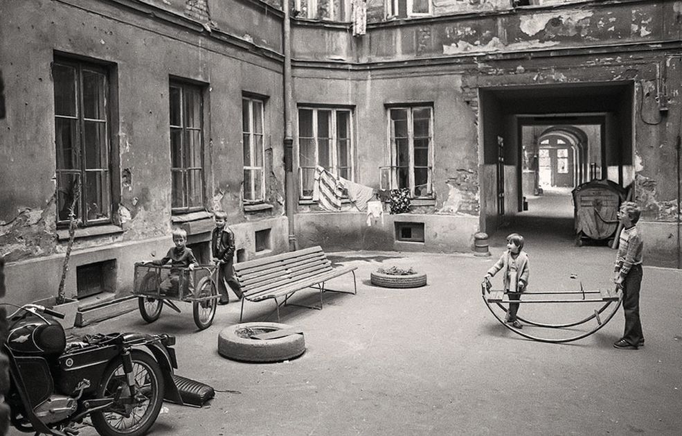 Robienie zdjęć w takiej okolicy mogło również źle się skończyć dla samego fotografa. Mimo że po wojnie błyskawicznie powstawały na Pradze nowe miejsca pracy i osiedla, dzielnica była przez władze zaniedbywana. Przeludnienie spowodowało rozwój przestępczości, pogłębiony jeszcze przez trudności gospodarcze lat siedemdziesiątych. Praga zyskała miano „niekochanego dziecka stolicy”, z centrum w postaci Bazaru Różyckiego.