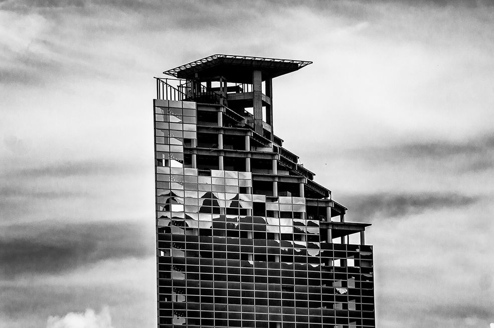 Gdy w 1994 roku kryzys ekonomiczny zatrzymał budowę luksusowego wieżowca w Caracas w Wenezueli, nieruchomość przeją rząd, jednak to nie powstrzymało zasiedlania go przez biednych mieszkańców faweli.
