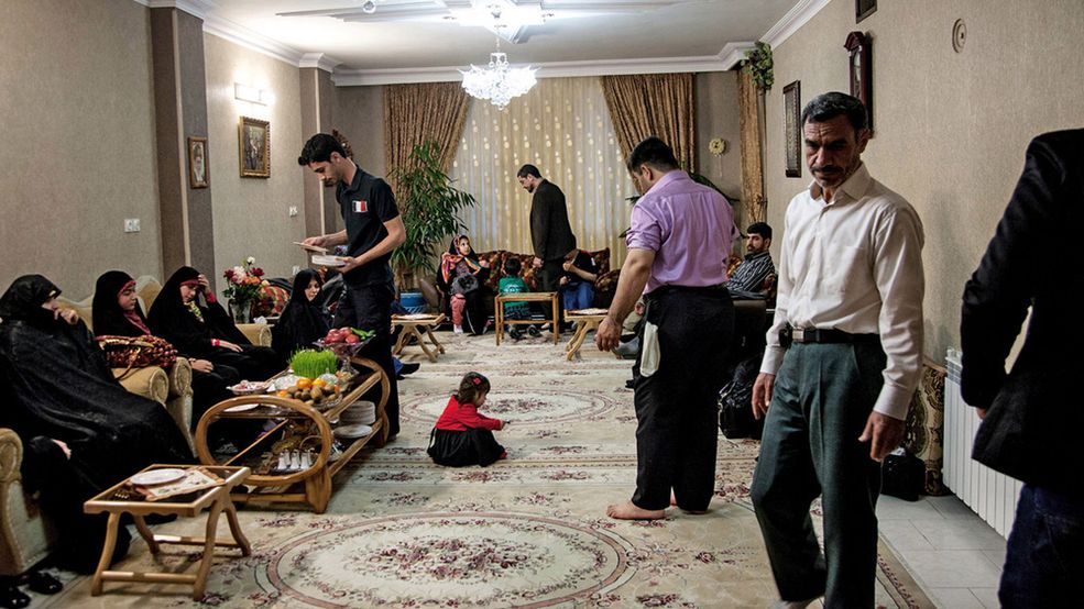 Rodzina świętująca Nowy Rok, Teheran
Jak wygląda życie w irańskim domu, możemy obejrzeć w książce Iranian Living Room, wydanej przez włoską agencję Fabrica, część Benetton Group.