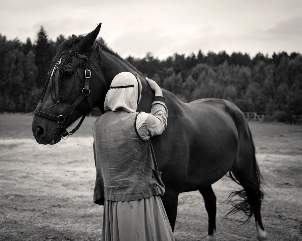 World Photography Organisation, która stoi za jednym z najbardziej prestiżowych konkursów Sony World Photography Awards, ogłosiła wybrane spośród laureatów poprzedniej edycji cztery osoby, które Sony nagrodziło dodatkowym grantem.
Każdy z fotografów otrzymał w kwietniu 7 tysięcy dolarów i najnowszy sprzęt fotograficzny Sony po to, aby mieć swobodę w opracowaniu nowego, długoterminowego materiału. Powstałe w ten sposób zdjęcia poruszają globalne problemy i wykonane zostały na Białorusi, we Włoszech, Francji, Stanach Zjednoczonych i Wielkiej Brytanii.