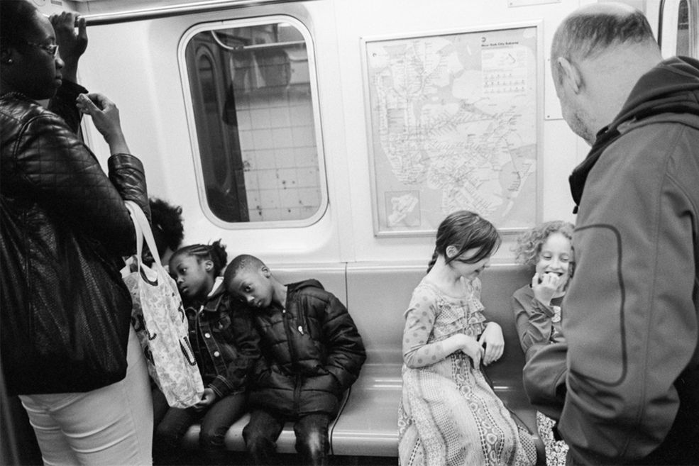 - Lubię harmonię, która występuje w monochromie. Poza tym nic nie wygląda tak dobrze jak odbitki żelatynowo-srebrowe - mówi Andre. - Wszyscy moi idole: Roy DeCarava, Robert Frank, Garry Winogrand fotografowali w czerni i bieli, więc był to dla mnie naturalny wybór – dodaje.