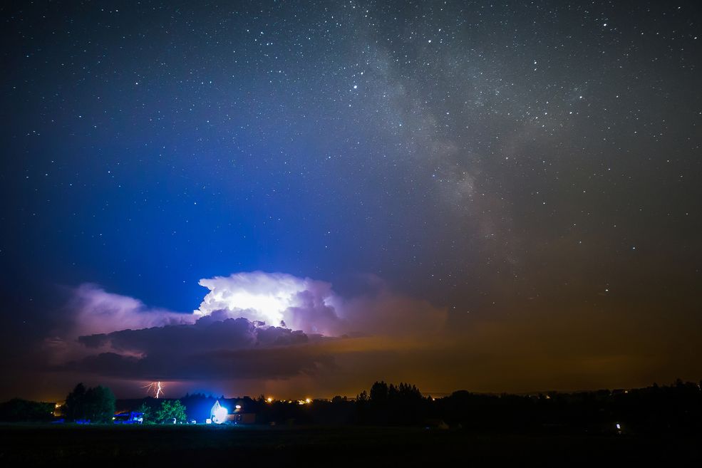 Na ile istotny jest sprzęt? Czym fotografujesz?
Niestety, w tej kwestii sprzęt jest dość istotny, ponieważ nie każdy aparat dobrze sobie radzi przy pracy w zupełnych ciemnościach. Jeśli ktoś nie chce wydawać dużych pieniędzy na sprzęt fotograficzny pod robienie zdjęć gwiazd, to zawsze dobrym pomysłem może się okazać zakup montażu paralaktycznego, bądź sklejanie wielu zdjęć w jedno.
Jeśli chodzi o mnie, to obecnie fotografuję Canonem EOS 6D, który dość fajnie sobie radzi przy wysokiej czułości ISO, tym samym idealnie nadaje się pod fotografię nocną.