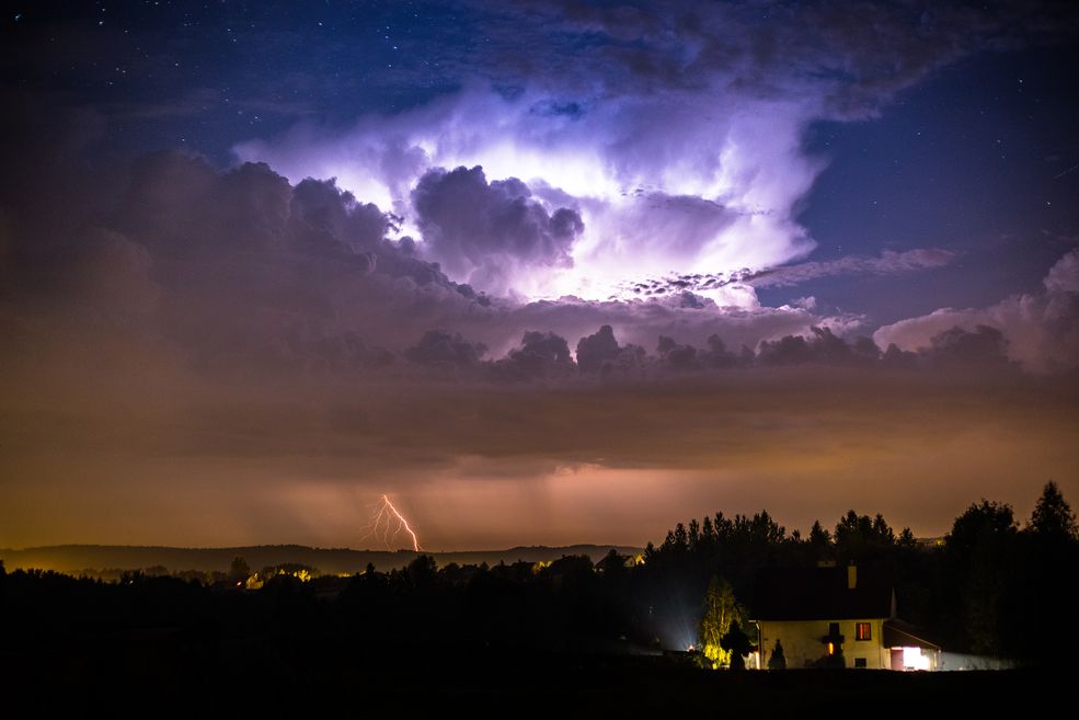 Jak przygotowujesz się do fotografowania nocnego nieba? O czym trzeba pamiętać, co ze sobą zabrać?
Przeważnie już wcześniej, przed planowanym plenerem, w głowie układam sobie plan. Zakładam, jakie efekty chciałbym uzyskać na zdjęciach. Unikam miejsc mocno zabudowanych i mocno zanieczyszczonych sztucznym światłem. Wybieram tereny przestrzenne.
Przy fotografii nocnej stabilny statyw to podstawa. Warto też pamiętać o wężyku spustowym (bądź pilocie), o zapasowej baterii do aparatu i latarce. Warto wziąć ze sobą również termos z gorącą herbatą i cieplej się ubrać, bo noce bywają chłodne. Proponuję także zapoznać z "zasadą 600", dzięki której na zdjęciach zatrzymamy gwiazdy w formie nieporuszonych punktów.