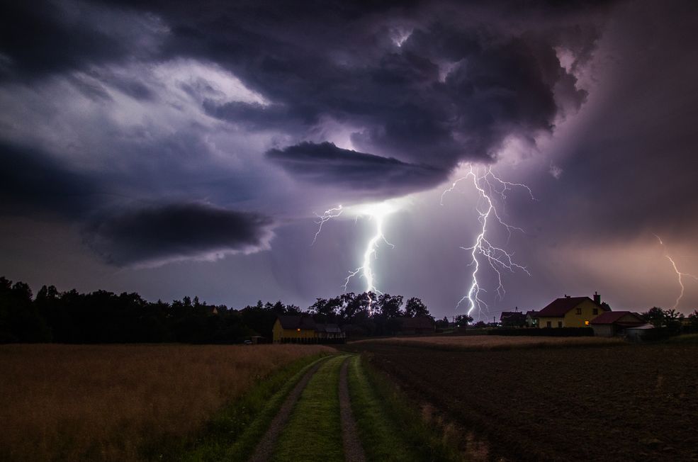 Monika Homan: Opowiedz o swoich początkach. Skąd pomysł na fotografowanie?
Andrzej Błoński: Fotografią pasjonuję się od 12 roku życia, wtedy otrzymałem od rodziców swój pierwszy aparat. Początkowo skupiałem się na fotografii makro, stopniowo przechodząc w świat krajobrazu, a obecnie w reportaż. W wieku 16 lat po raz pierwszy zostałem laureatem ogólnopolskiego konkursu fotograficznego, dzięki czemu uwierzyłem w swoje możliwości i zacząłem myśleć na poważnie o dalszym rozwoju w dziedzinie fotografii.
Pomysł na fotografowanie wziął się z tego, że od zawsze lubiłem obserwować zmieniający się, w zależności od pogody, dnia, pory roku, świat. Fascynowało mnie to szczególnie, gdy pojawiały się poranne mgły, które spowijając dobrze znane mi miejsce, zmieniały je tak, że można było się poczuć, jakby było się tam pierwszy raz.