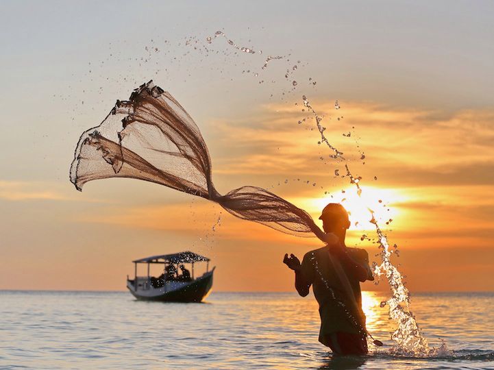 9 Rybak w Bira Beach, Indonezja. Fot. Dody Kusuma.