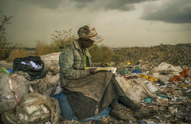 1 Być może pamiętacie to zdjęcie, nagrodzone w konkursie World Press Photo 2013. Micah Albert spotkał jego bohaterkę w pobliżu Nairobi, na gigantycznym wysypisku śmieci. Ze sprzątania i poszukiwania surowców wtórnych żyją okoliczni mieszkańcy - w tym kobieta, którą Albert spotkał podczas przerwy na lekturę.