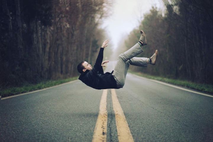 Riviera zajmuje się fotografią konceptualną. Moją uwagę zwróciły jego "lewitujące" zdjęcia. Od setek podobnych im fotografii w Internecie odróżnia je to, że nie są przestylizowane. Wydają mi się w pewien sposób niewymuszone.