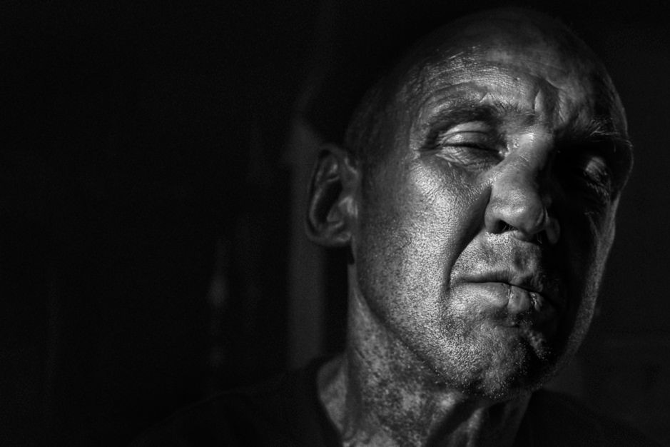 “Fotografuję dlatego, że fotografia jest koszmarnie prosta, wystarczy wycelować tam, gdzie się chce, i nacisnąć spust.
Inspirują mnie Trent Park, Lee Jeffries, Anders Petersen, Michael Ackerman, Stephan Vanfleteren, Pedro Luis Raota.”