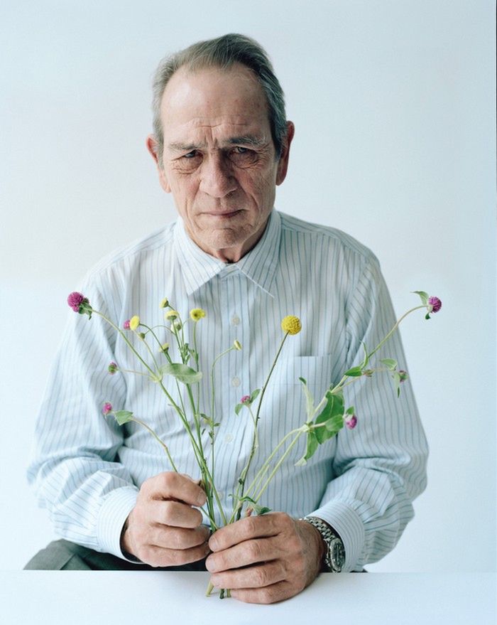 Tommy Lee Jones, Bradley Cooper, Emma Stone, Julianne Moore i inni pozowali w surrealistycznym świecie jaki przygotował fotograf. Wykonane na białym tle portrety przykuwają uwagę, dzięki ciekawym stylizacjom i niebanalnej aranżacji.