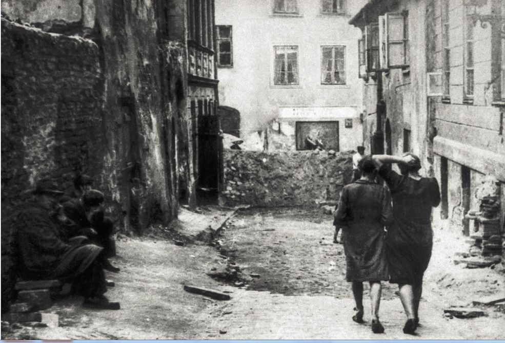 Ul. Brzozowa w kierunku wylotu na Mostową.
Chojnacki w 1945 wrócił do Warszawy. Przez lata był związany z Saską Kępą. Po wojnie był aktywny jako rzeźbiarz i popularyzator sztuki. Brał udział w wielu wystawach. Był laureatem licznych nagród i odznaczeń za osiągnięcia artystyczne. Najbardziej znaną jego pracą jest pomnik Syrenki na warszawskiej Pradze. Zmarł 26 maja 1988 w Warszawie.