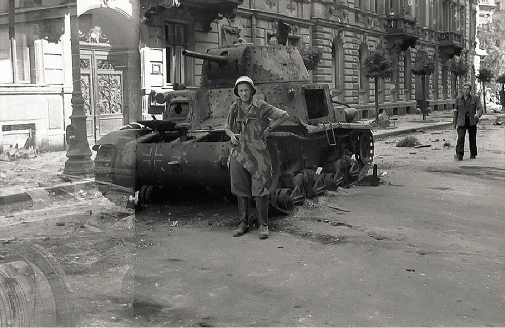 23 sierpnia. Śródmieście Południowe. Spalony czołg przy ulicy Piusa XI (obecnie Piękna).
Ppor. Wacław Loth "Kupiec” urodził się w 1906 w Warszawie. Był synem pastora kościoła ewangelicko-augsburskiego. Ukończył Wyższą Szkołę Handlową (dziś Szkoła Główna Handlowa). Był sportowcem, grał w drużynie piłkarskiej Polonia Warszawa. Brał udział w walkach we wrześniu 1939. W czasie Powstania dowodził specjalnym oddziałem do przyjmowania zrzutów z powietrza. Po kapitulacji zesłany do Stalagu X B w Sandbostel. W 1945 wrócił do Polski. Pracował m.in. na stanowisku dyrektora Biura Sprzedaży Fajansu Sanitarnego. Zmarł 16 stycznia 1950 w Warszawie.