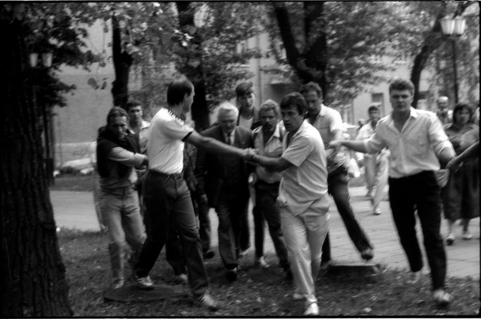 Białoruś - Mińsk, sierpień 1991 r. Białoruś odzyskuje niepodległość. Na zdjęciu ewakuacja funkcjonariusza partyjnego przed rozwścieczonym tłumem. Przed linczem ratują go organizatorzy demonstracji z Białoruskiego Frontu Narodowego. / Fot. Rafał Witczak