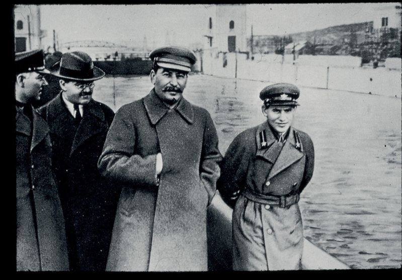 Woroszyłow, Mołotow, Stalin i Jeżow, 1930 r. Autor nieznany