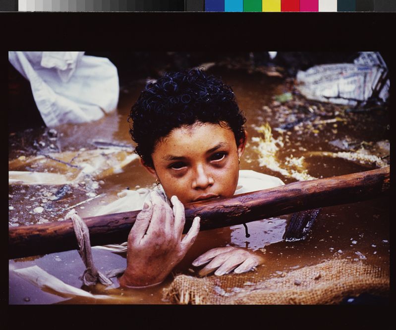 Omayra Sánchez 13-letnia ofiara wybuchu kolumbijskiego wulkanu Nevado del Ruiz 1985 © Frank Fournier / Contact Press Images
