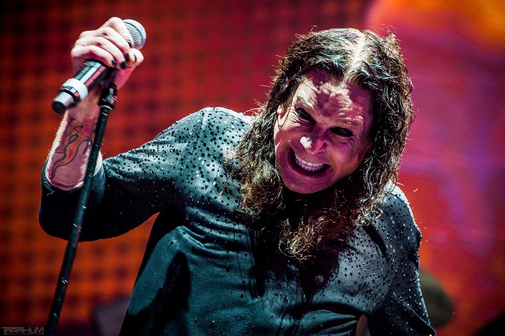 Marcin Watemborski: Jaki był pierwszy koncert, na który poszedłeś? Fotografowałeś go?
Karol Makurat: Na pierwsze koncerty zaczynałem jeździć około 2010 roku, gdy miałem 20 lat. Jako dzieciak z małej wioski na Kaszubach było mi trudno o jakiekolwiek koncerty w okolicy, więc naturalnym ruchem była pogoń za muzyką w stronę Trójmiasta.
Moim pierwszym koncertem był występ Frontside oraz Totem na trasie ”Zniszczyć Wszystko” w gdyńskim klubie Ucho. Kolejno z dużym zainteresowaniem do punkowego życia podróżowałem po Pomorzu trafiając na takie zespoły jak: Sworn Enemy, The Analogs, Death Before Dishonored na pierwszych edycjach Tattoo Konwentu, KSU, Włochaty, Cela, Bunkier i innego punkowe klimaty po różnych zapomnianych miejscach.
Po pewnym czasie podróże się poszerzyły o teren całej Polski. Dzięki jakiejś tam pracy mogłem sobie pozwolić na dalsze wycieczki na koncerty, gdzie trafiłem na zespoły: Exodus, Slayer, Megadeath, Sepultura, Kreator, Limp Bizkit czy Gojira. Jeszcze wtedy pozostawałem tylko fanem muzyki, który raczej za dużo nie myślał o fotografii koncertowej. Moja rolą była wtedy dobra zabawa przy najlepszej metalowej muzyce.
Mieszkając w Kościerzynie sfotografowałem kilka koncertów organizowanych zazwyczaj przez znajomych. Pierwsze festiwale Metal Attack w Amok Parku, Rap Alternatywy w dawnej Bazie, Hectic Shadow, który wspaniale coverował muzykę Slayera, czy też różne koncerty w tamtejszym barze Texas. Klimaty były różne, ale zazwyczaj oscylowały wokół mocniejszego grania.
Wtedy jako początkujący fotograf znalazłem miejsce dla siebie w Gdańsku. Fotografowałem głównie wydarzenia firmowe i różnego rodzaju sesje pracując jednocześnie na etacie w korporacji jako mały, ale efektywny trybik całej struktury.