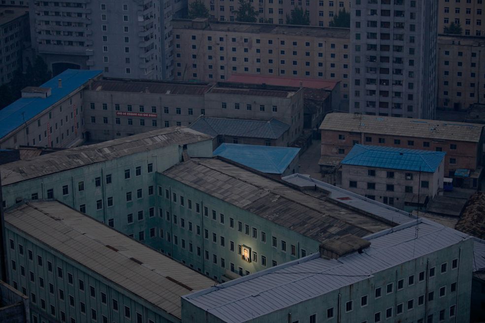 4 Zwycięskie zdjęcie w kategorii "Życie codzienne", World Press Photo. Pjongjang, stolica Korei Północnej, jak cały kraj cierpi z powodu braku energii elektrycznej - jednak portret wodza narodu, Kim Dzong Ila, jest podświetlony. Dyktator zmarł w grudniu ubiegłego roku. Fot. Damir Sagolj.