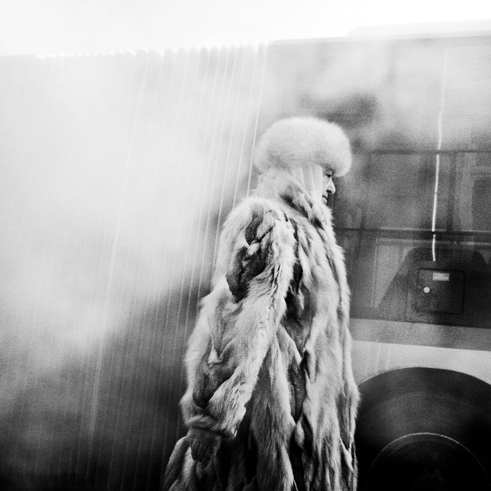 PORTRETY - FOTOREPORTAŻ - MIEJSCE 1 JACEK ŚWIERCZYŃSKI (Dziennik Wschodni). Ludzie przechodzący obok koksownika podczas 20-stopniowych mrozów. Lublin (Polska), 1-4 lutego 2012 r.