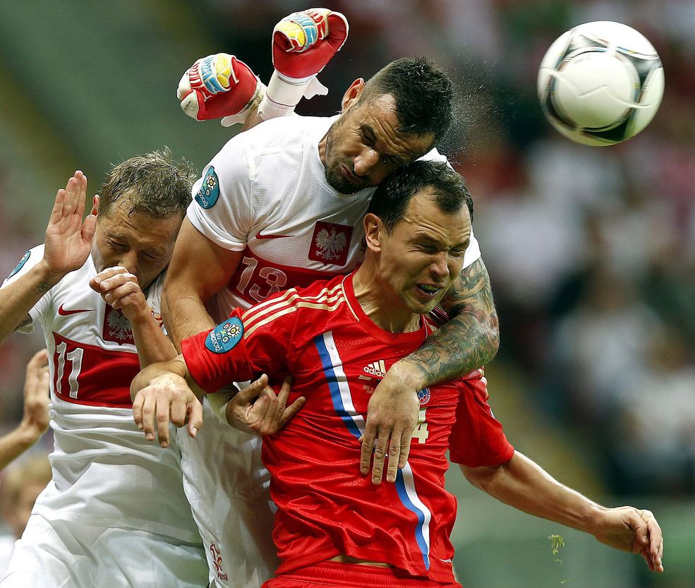 SPORT - ZDJĘCIE POJEDYNCZE - MIEJSCE 3 LESZEK SZYMAŃSKI (Polska Agencja Prasowa PAP) Polacy Rafał Murawski (L) i Marcin Wasilewski (C) walczą o piłkę z reprezentantem Rosji Siergiejem Ignaszewiczem (P) w czasie meczu fazy grupowej Polska-Rosja piłkarskich mistrzostw Europy UEFA EURO 2012 w Warszawie. Warszawa (Polska), 12 czerwca 2012 r.