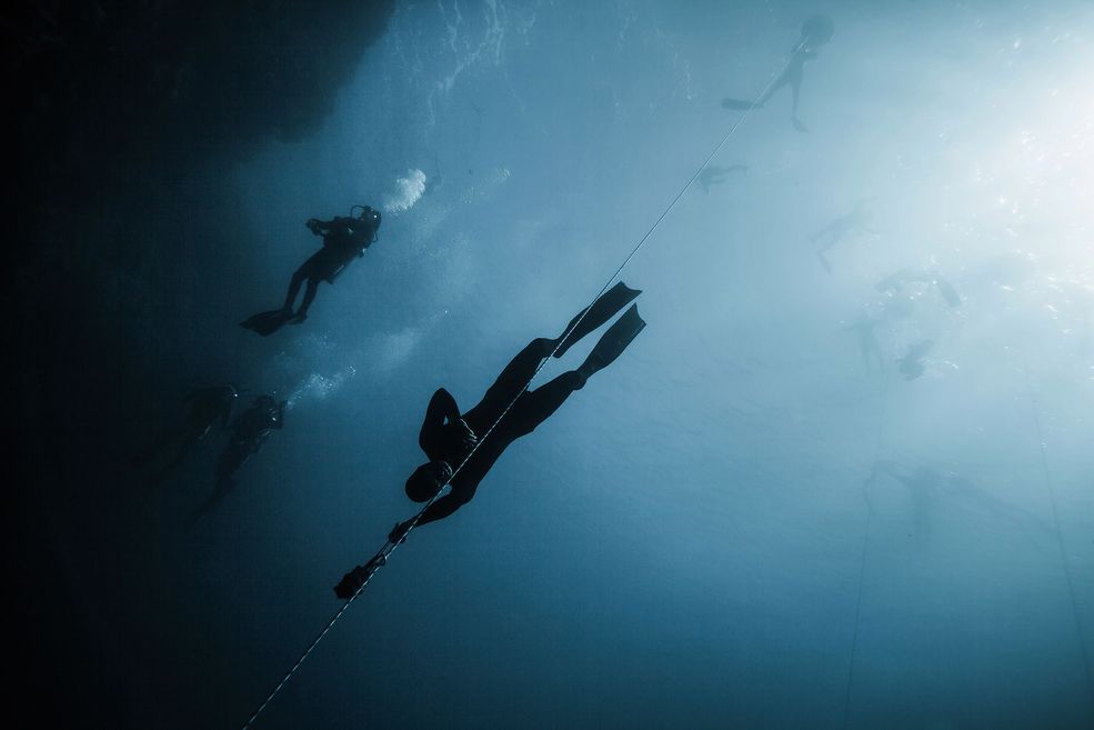 SPORT - FOTOREPORTAŻ - MIEJSCE 2 RAFAŁ MESZKA (freelancer) Freediving - nurkowanie na wstrzymanym oddechu, bez użycia żadnego sprzętu. Nurek ma tyle powietrza, na ile pozwala mu objętość płuc. Najważniejsza jest koncentracja. Najlepsi zawodnicy są w stanie zanurkować na głębokość 214 m. Zajmuje im to ponad 4 minuty. Dahab (Egipt), 16-21 maja 2012 r.