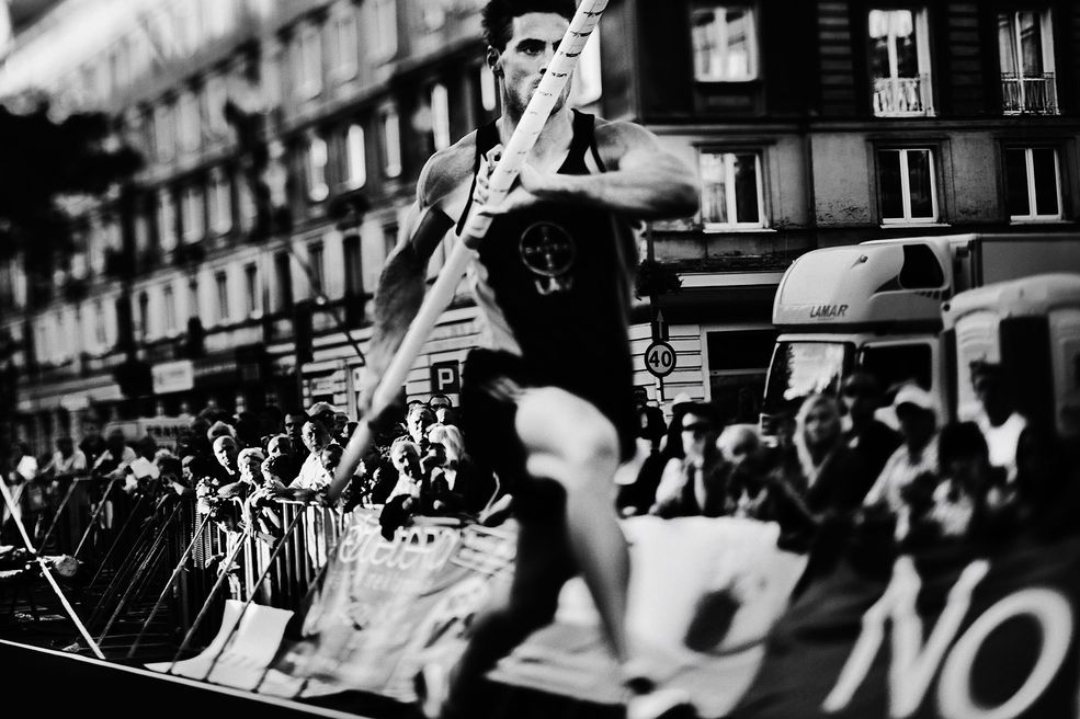 SPORT - FOTOREPORTAŻ - MIEJSCE 1 TOMASZ LAZAR (freelancer). Po raz ósmy w Szczecinie zorganizowano zawody w skoku o tyczce. Całe wydarzenie odbywa się w centrum, pomiędzy budynkami miasta. W tym roku przybyło je obejrzeć ponad kilka tysięcy widzów. Szczecin (Polska), 9 września 2012 r.