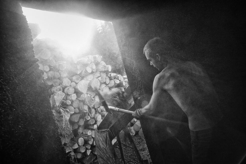 ŻYCIE CODZIENNE - FOTOREPORTAŻ - MIEJSCE 1 JACEK WASZKIEWICZ (Agencja FORUM) Praca przy wypale węgla drzewnego w Bieszczadach. Bieszczady (Polska), 19-22 sierpnia 2012 r.