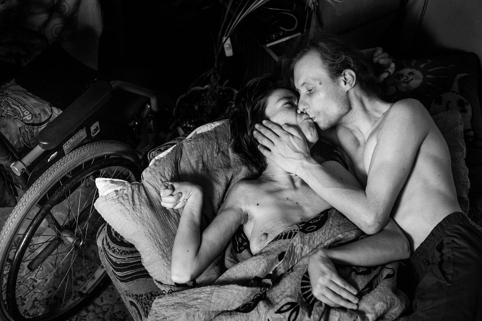 ŻYCIE CODZIENNE - FOTOREPORTAŻ - MIEJSCE 2 PIOTR GRZYBOWSKI (Super Express) Sprawa Katarzyny i Andrzeja Dudy stała się głośna. Urzędnik odmówił udzielenia im ślubu. Uznał, że kobieta dziwnie się zachowuje. Narzeczeni podkreślali, że kobieta cierpi na porażenie mózgowe, ale nie jest chora psychicznie ani też ubezwłasnowolniona. Warszawa (Polska), sierpień-październik 2012 r.