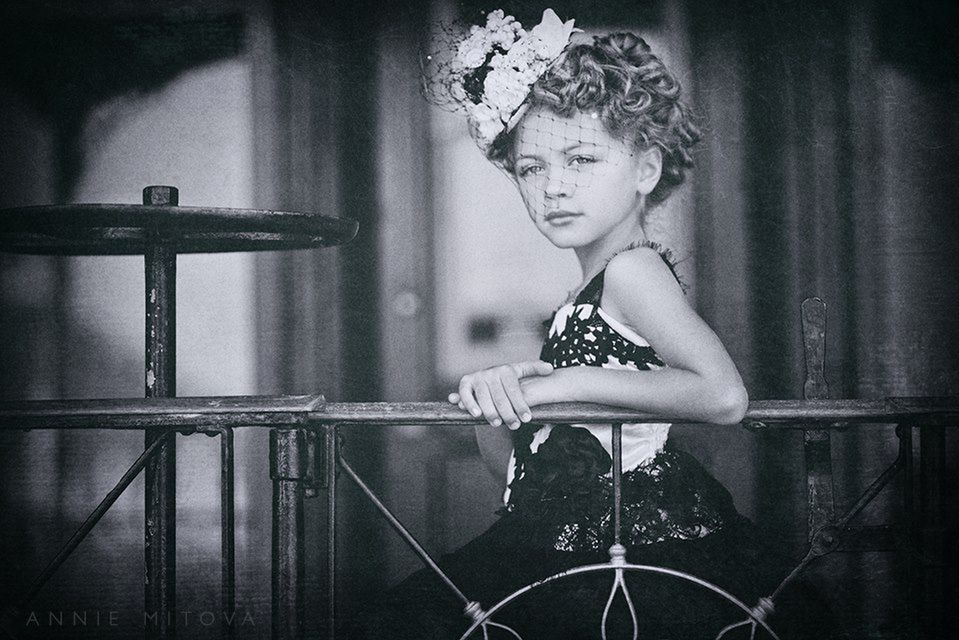 Annie wcześniej nie zajmowała się fotografią. Urodziła się w Bułgarii, a tuż po skończeniu studiów pojechała do pracy na Bliski Wschód, gdzie zajmowała się marketingiem i sprzedażą dla Marriott International.