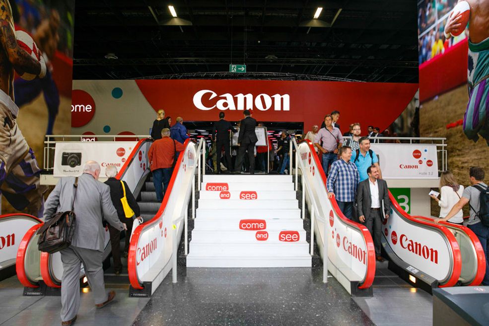 Japoński producent promuje tu nie tylko nowy sprzęt, taki jak Canon EOS 7D Mark II czy Canon PowerShot G7X. Zaprezentował też nowe hasło przewodnie marki - Come and See.