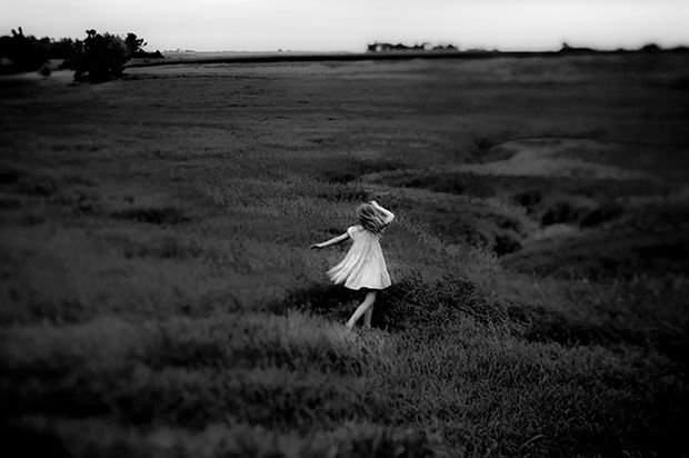 Sesje z jej udziałem odbywają się tylko przy jej zgodzie. Jak przyznaje Caroline cały proces wspólnego fotografowania bardzo zbliżył je do siebie. Jak w każdej relacji matki z córką Caroline stara się utrzymać granice, jednak ceni szczere chwile jakie dziecko pozwala jej uwieczniać.