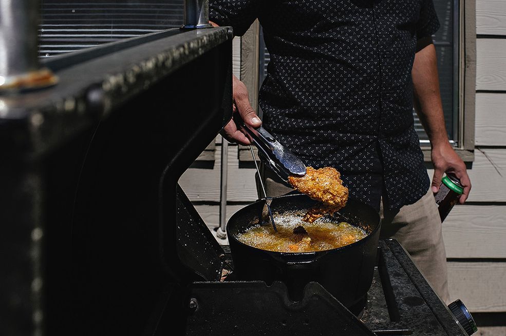 Jakie sprzętu używałeś do realizowania cyklu „Shoot My Chef”?
90% mojego sprzętu to Nikon. Moim głównym apratem jest D810, a D3s oraz D700 są zapasowymi. Przeważnie używam 2 obiektywów – 35 mm f/1.4 oraz 85 mm f/1.4. Do zdjęć „lodówkowych” używałem rybiego oka Nikona – 16 mm. Wykorzystuję również Tamrona 90mm 1:1 Macro do oddania szczegółów fotografowanego jedzenia.
Jako mój osobisty aparat sprawdza się Fujifilm X-T1 z obiektywem 23 mm f/1.4. Świetny aparat do codziennych zdjęć i wędrówek. Jest lekki i daje radę jako aparat typu „point and shoot”.