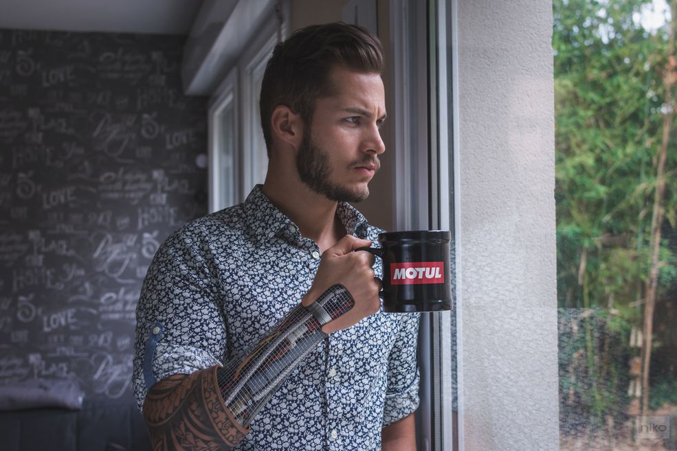 To, jak mogłaby wyglądać przyszłość humanoidalnych robotów pięknie obrazuje na swoich zdjęciach Nicolas Bigot - projektant graficzny z Francji. Pod pseudonimem Niko Photographisme, na bazie własnych fotografii. tworzy surrealistyczne (choć pewnie ten widok niedługo stanie się realny), czasem zabawne obrazy. Cyfrowa fotografia jest placem zabaw dla wyobraźni Nicolasa. Poprzez foto-manipulację i retusz daje on upust swojej kreatywności.