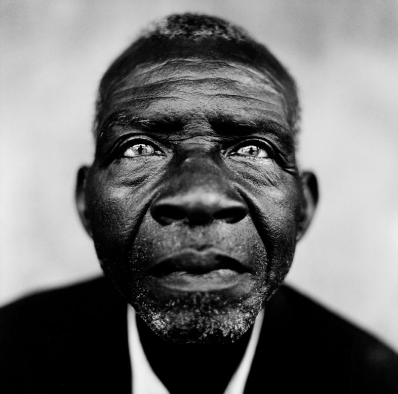3 Pracował w takich krajach jak, Afganistan, Rwanda, Kongo. Za cykl portretów pacjentów statku medycznego w Gwinei otrzymał nagrodę World Press Photo.