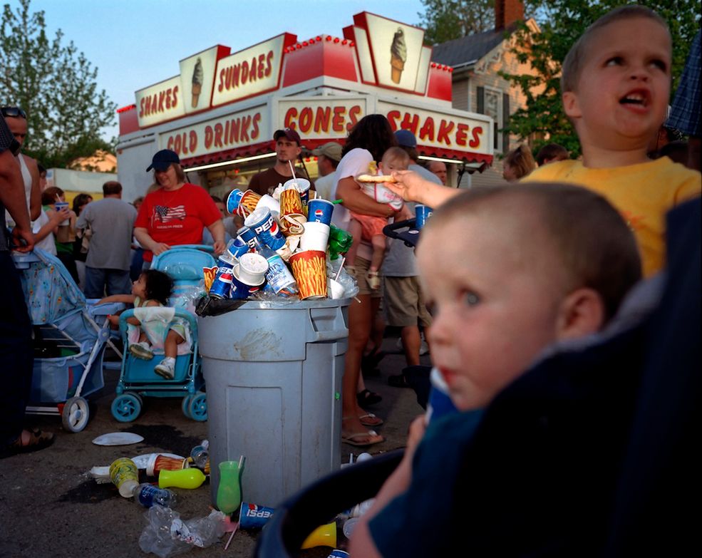 Opakowania po jedzeniu przepełniają kosz na śmieci na ulicznym festiwalu w Ohio, 2005
W pewnym momencie Raab wszędzie zaczęła widzieć znamiona fastfoodowej kultury. Od przepełnionych koszy na śmieci po uliczne festiwale.