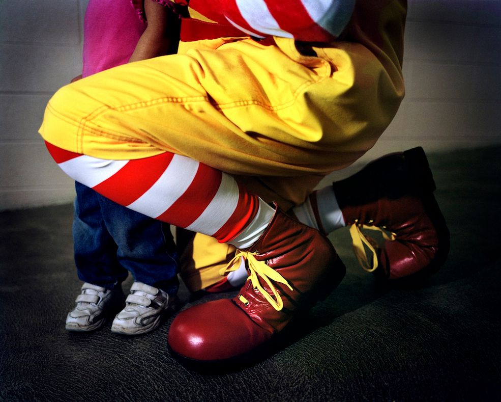 Ronald McDonald pozuje do zdjęcia z małą dziewczynką. Ohio, 2005
Od Ronalda McDonalda zbierającego datki po konkurs jedzenia hot-dogów w Nowym Jorku, czy Światowy Festiwal Kurczaka w Kentucky. Na tym ostatnim możemy spotkać sobowtóra pułkownika Sandersa i to nie będzie jedyna kuriozalna rzecz na jaką się natkniemy.